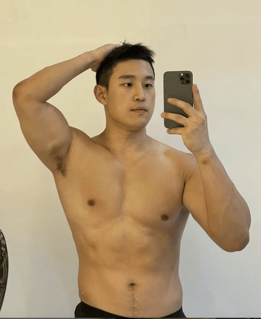 地铁上的壮硕肌肉男被扒了，穿红泳裤居然这么性感！-NICEOLO